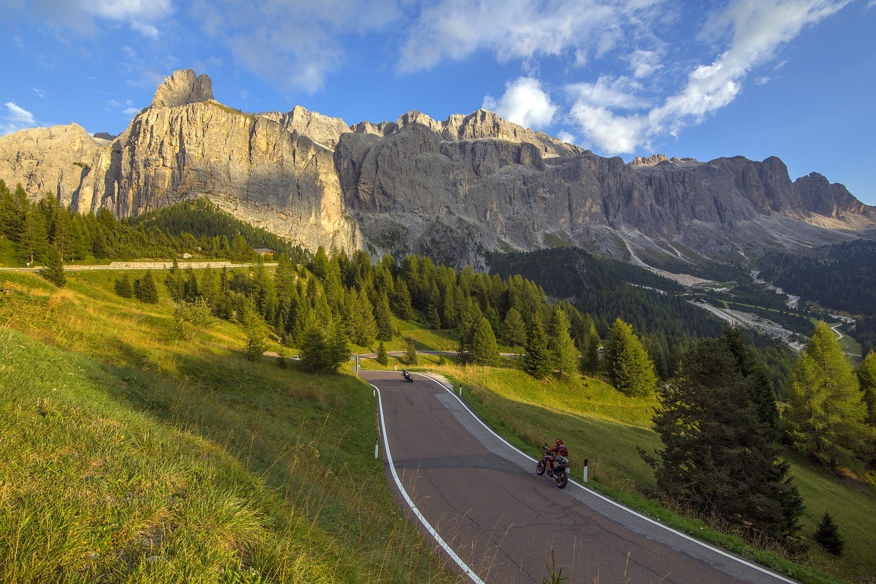 itinerari più belli da fare in moto sulle Dolomiti