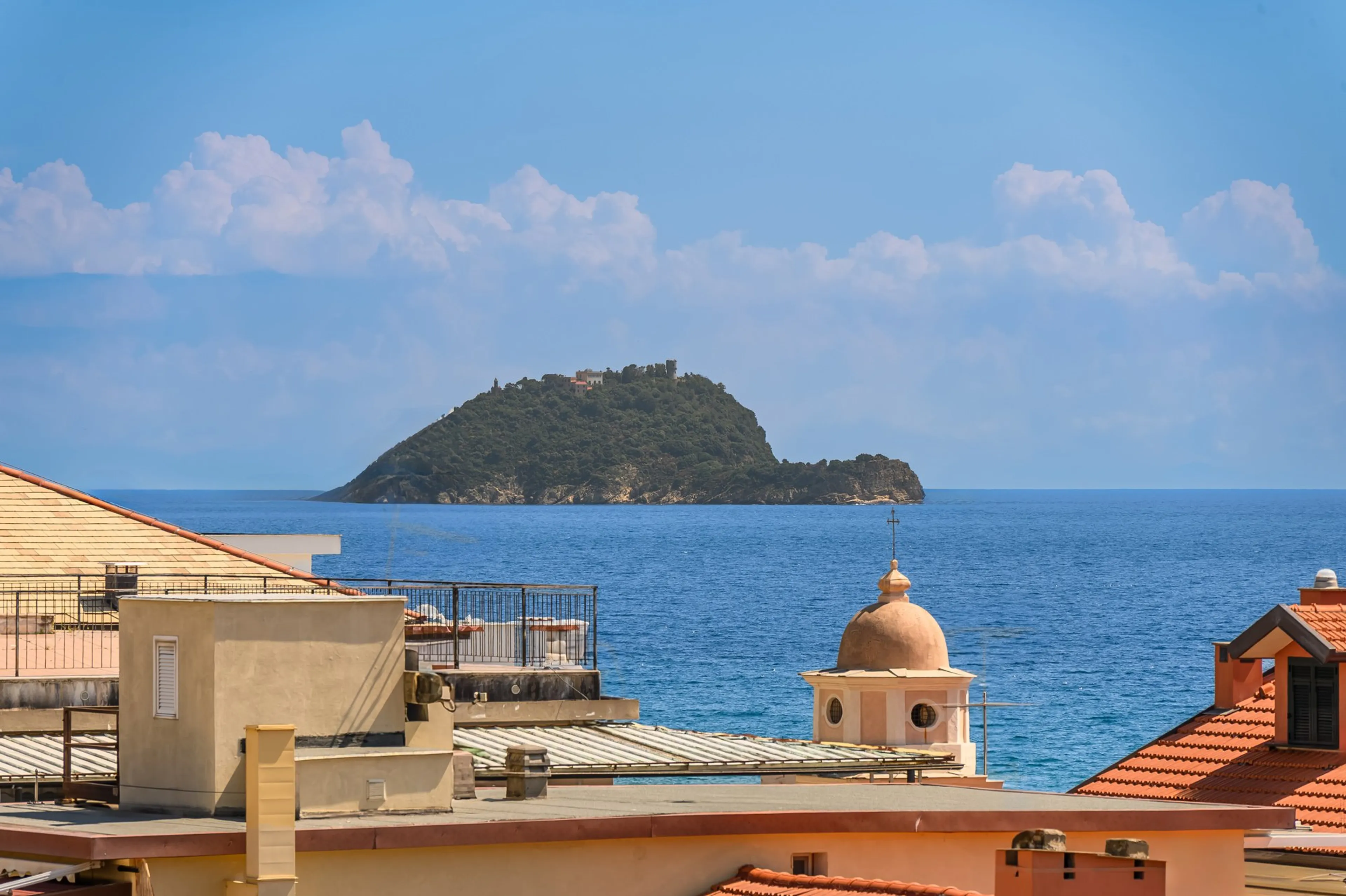 Panoramica sul mare e su un'isola - Vacanze al mare in Italia