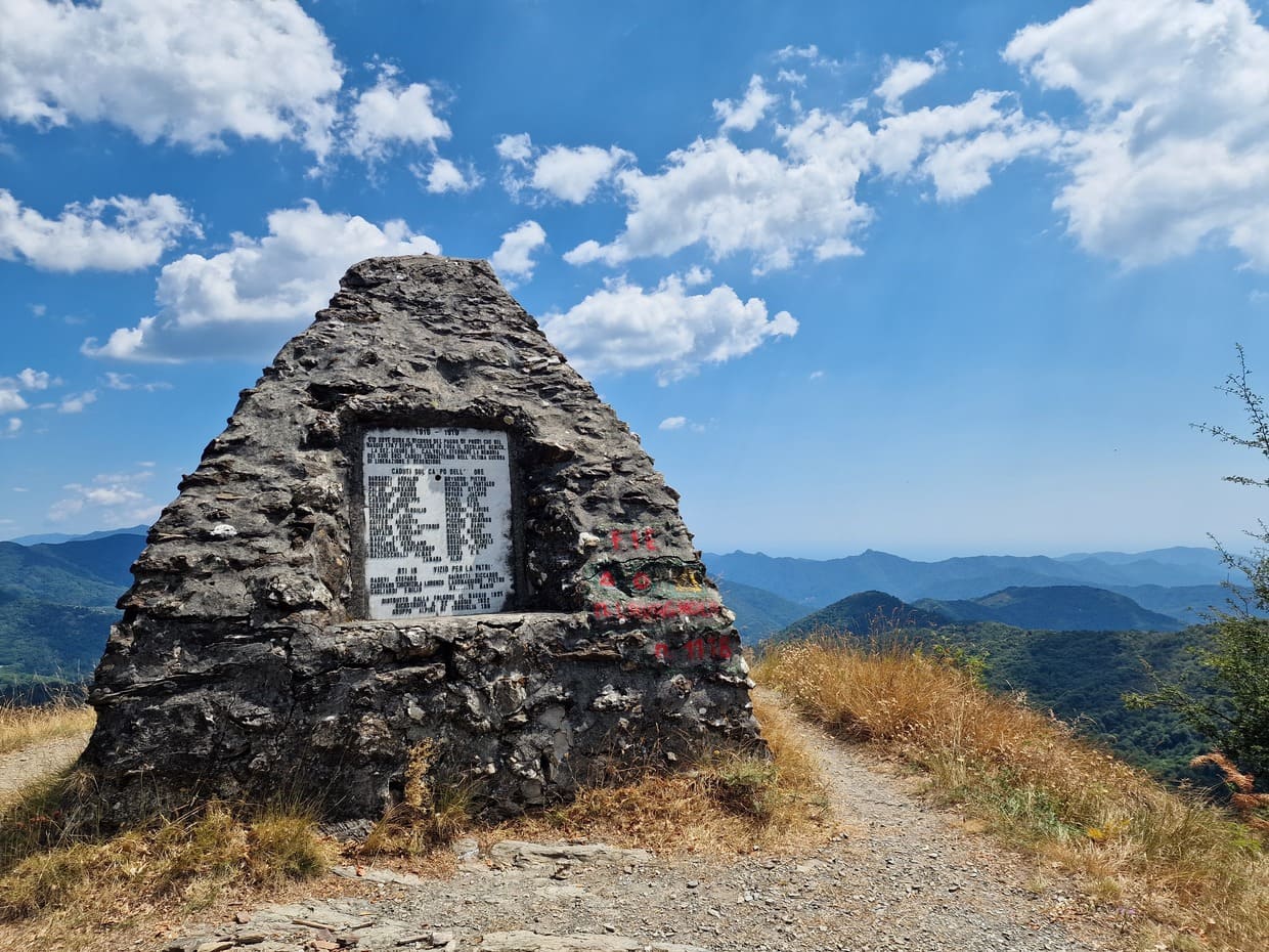 vetta del Monte Lavagnola - trekking dal Passo del Portello al Monte Lavagnola